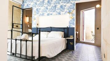 Schreibtisch, laptopgeeigneter Arbeitsplatz, Bügeleisen/Bügelbrett