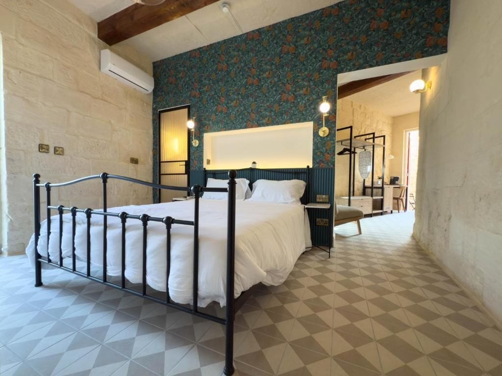 Desk, laptop workspace, iron/ironing board, free WiFi