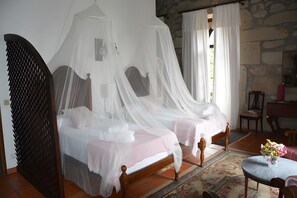 Tabla de planchar con plancha, wifi y ropa de cama 