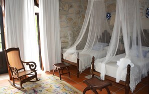 Tabla de planchar con plancha, wifi y ropa de cama 