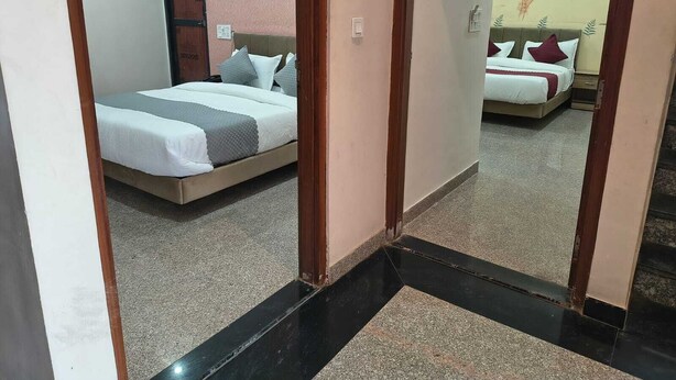 Ein Hotelzimmer mit einem Bett, einem Spiegel und einer Tür.