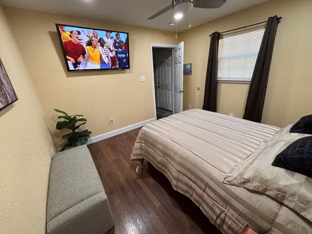1 slaapkamer, een strijkplank/strijkijzer, wifi, beddengoed