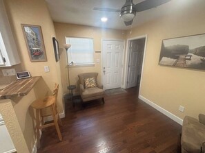 Living area - Urban comfort with a playful touch. (Houston)