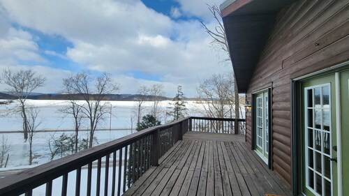 Heavenly Views on the Creek!