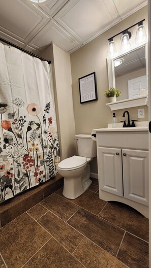 Een haardroger, handdoeken, zeep, toiletpapier