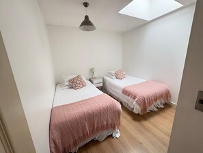 Iron/ironing board, WiFi, bed sheets - Spacious 6-bedroom house in wonderful Puerto Varas with AC (Puerto Varas)