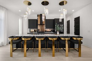 Dining - Luxury Living at Velvet & Vinyl - Rooftop - 6 Beds (Nashville)