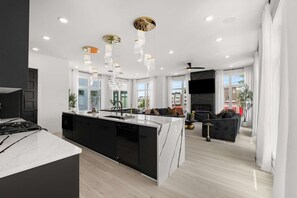 Interior - Luxury Living at Velvet & Vinyl - Rooftop - 6 Beds (Nashville)