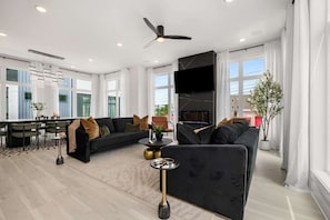 Smart TV, fireplace, stereo - Luxury Living at Velvet & Vinyl - Rooftop - 6 Beds (Nashville)