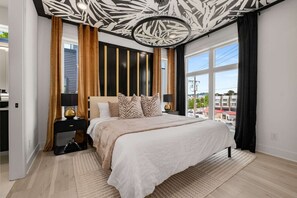 4 bedrooms, desk, iron/ironing board, free WiFi - Luxury Living at Velvet & Vinyl - Rooftop - 6 Beds (Nashville)