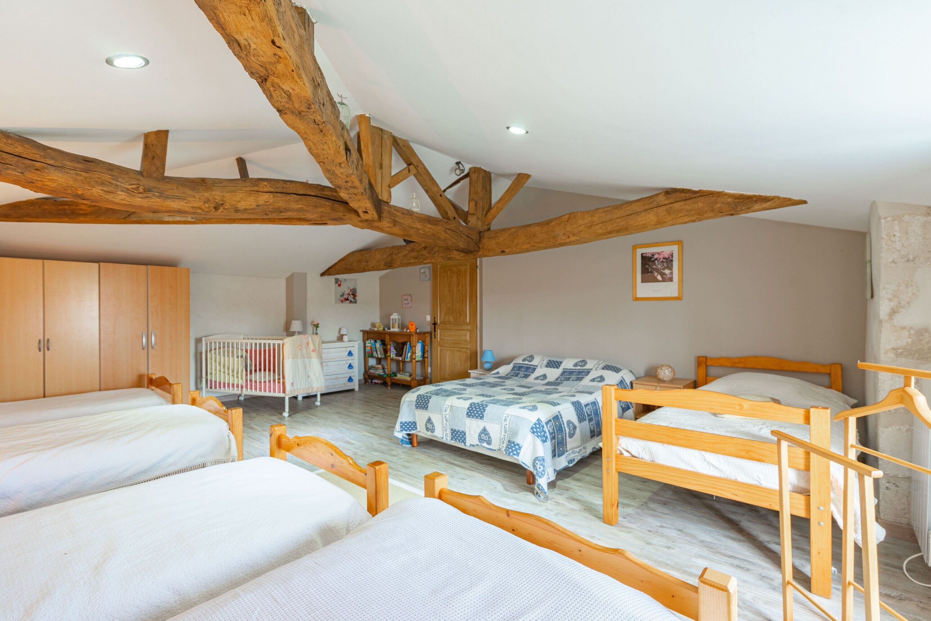 Tabla de planchar con plancha, wifi y ropa de cama 