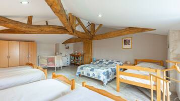 Tabla de planchar con plancha, wifi y ropa de cama