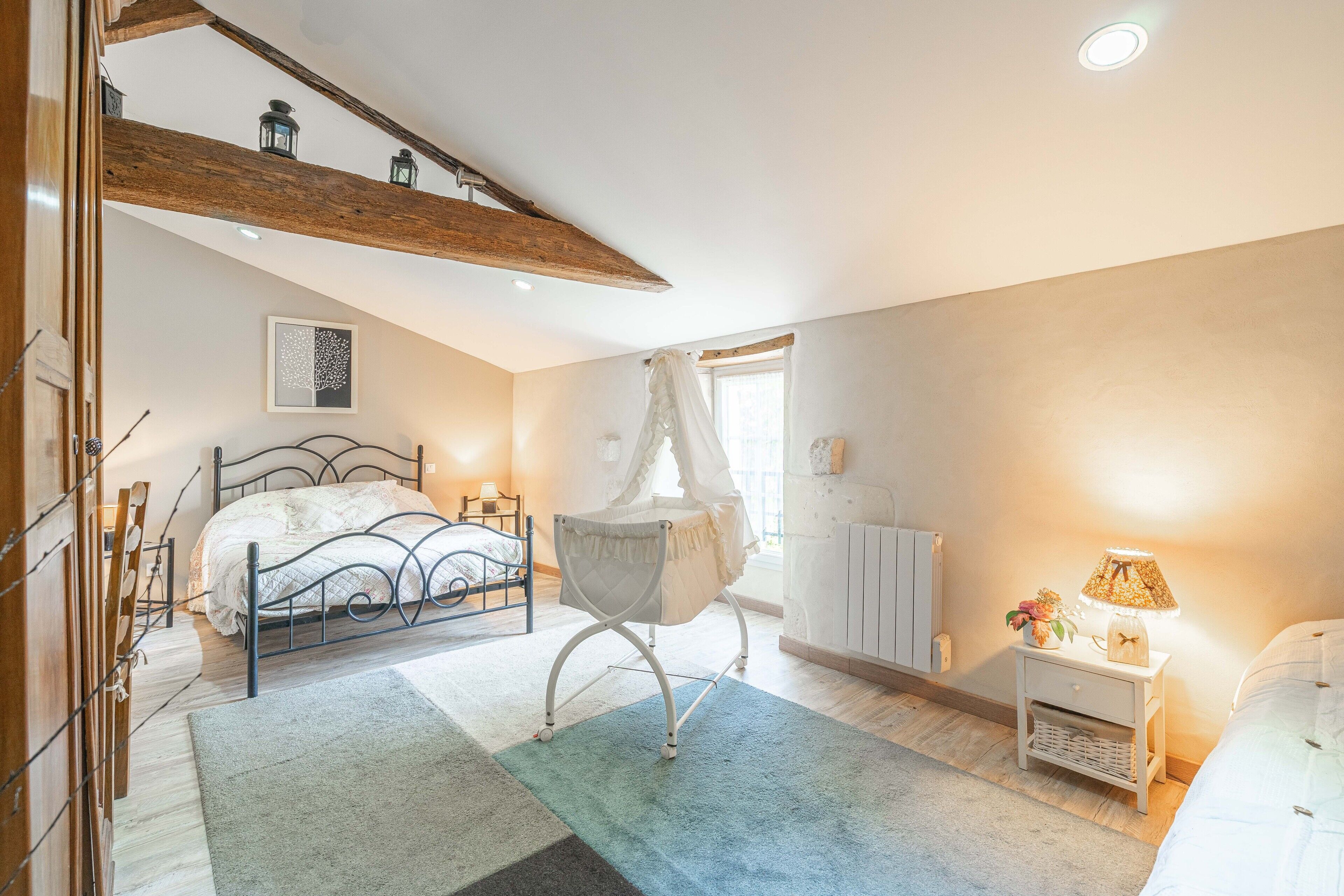 Iron/ironing board, WiFi, bed sheets