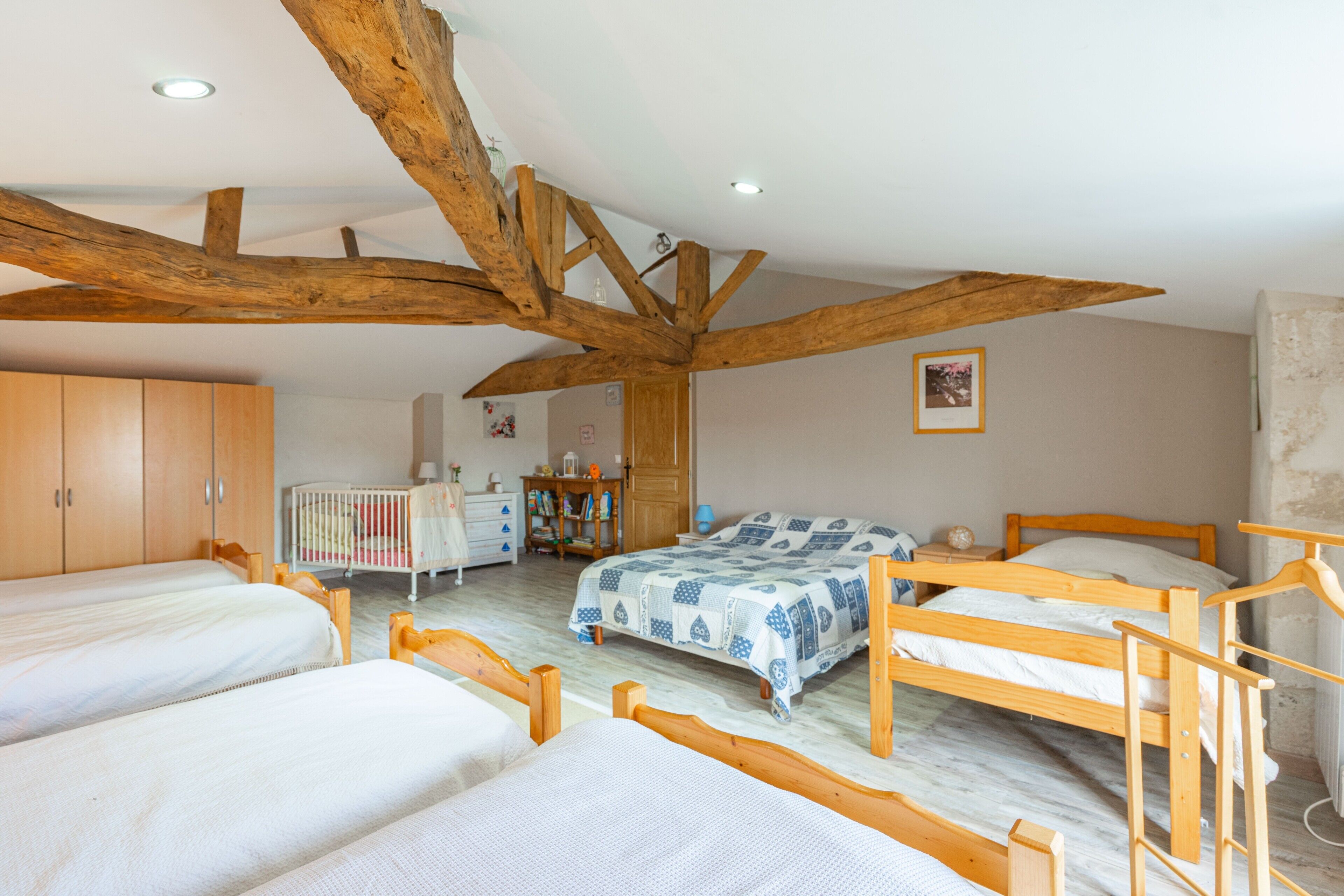 Tabla de planchar con plancha, wifi y ropa de cama 