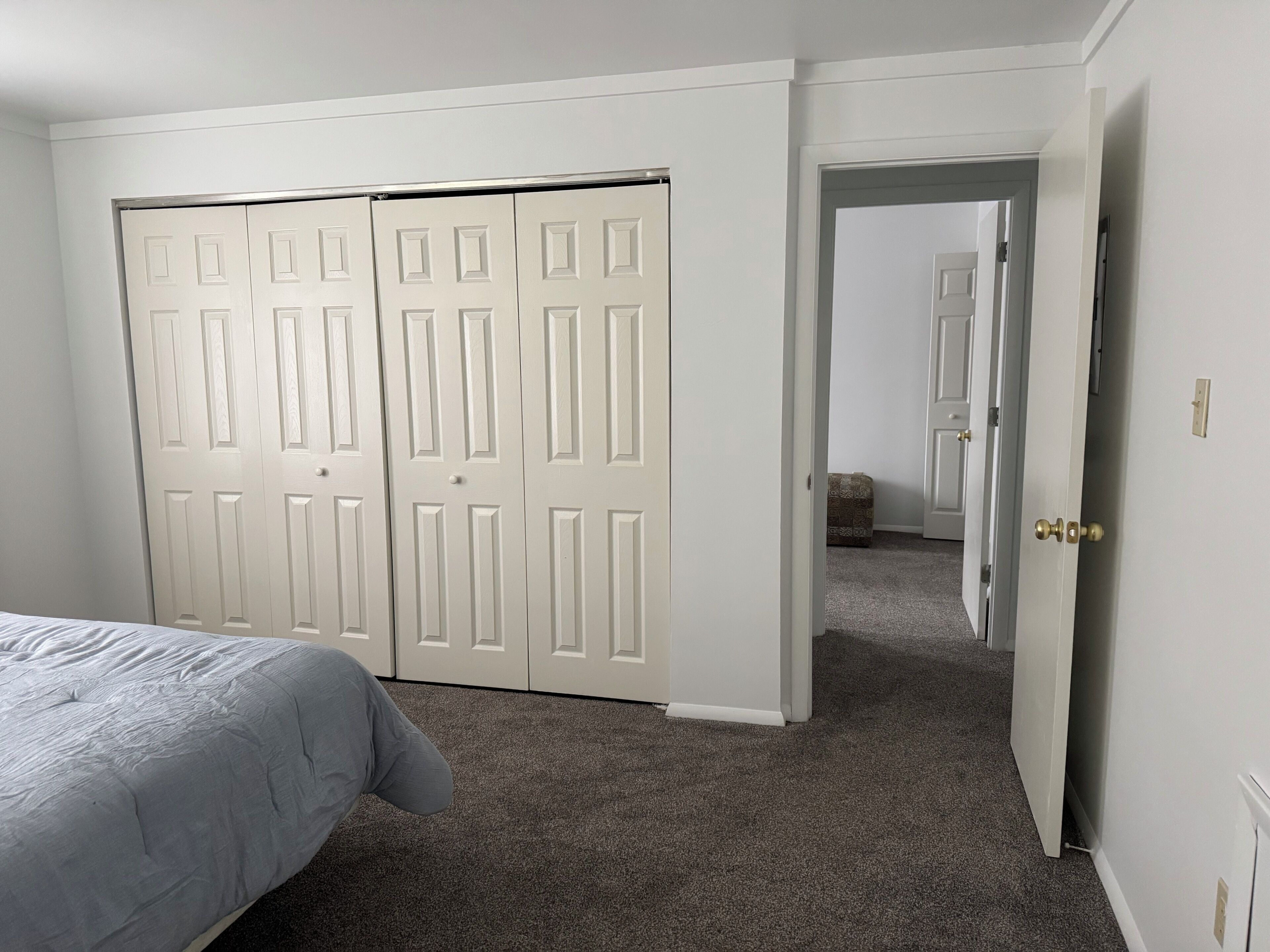 2 bedrooms, internet, bed sheets