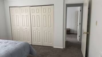 2 bedrooms, internet, bed sheets