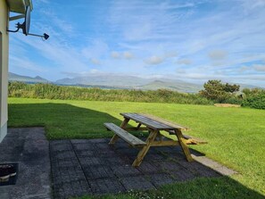Outdoor dining - Seaside Cottage -  Wild Atlantic Way (Dunurlin)