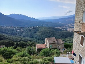 Property grounds - Authentic and spacious T3 apartment (Sartène)