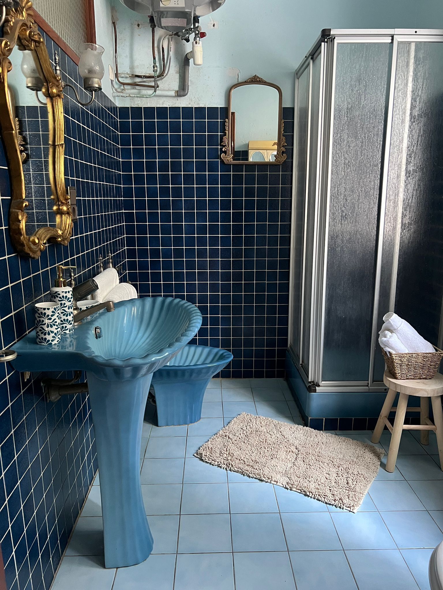 Douche, sèche-cheveux, bidet, serviettes fournies