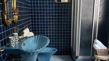 Douche, sĂšche-cheveux, bidet, serviettes fournies