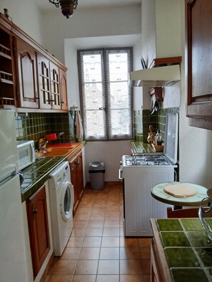 Kjøleskap, mikrobølgeovn, ovn og kokeplater