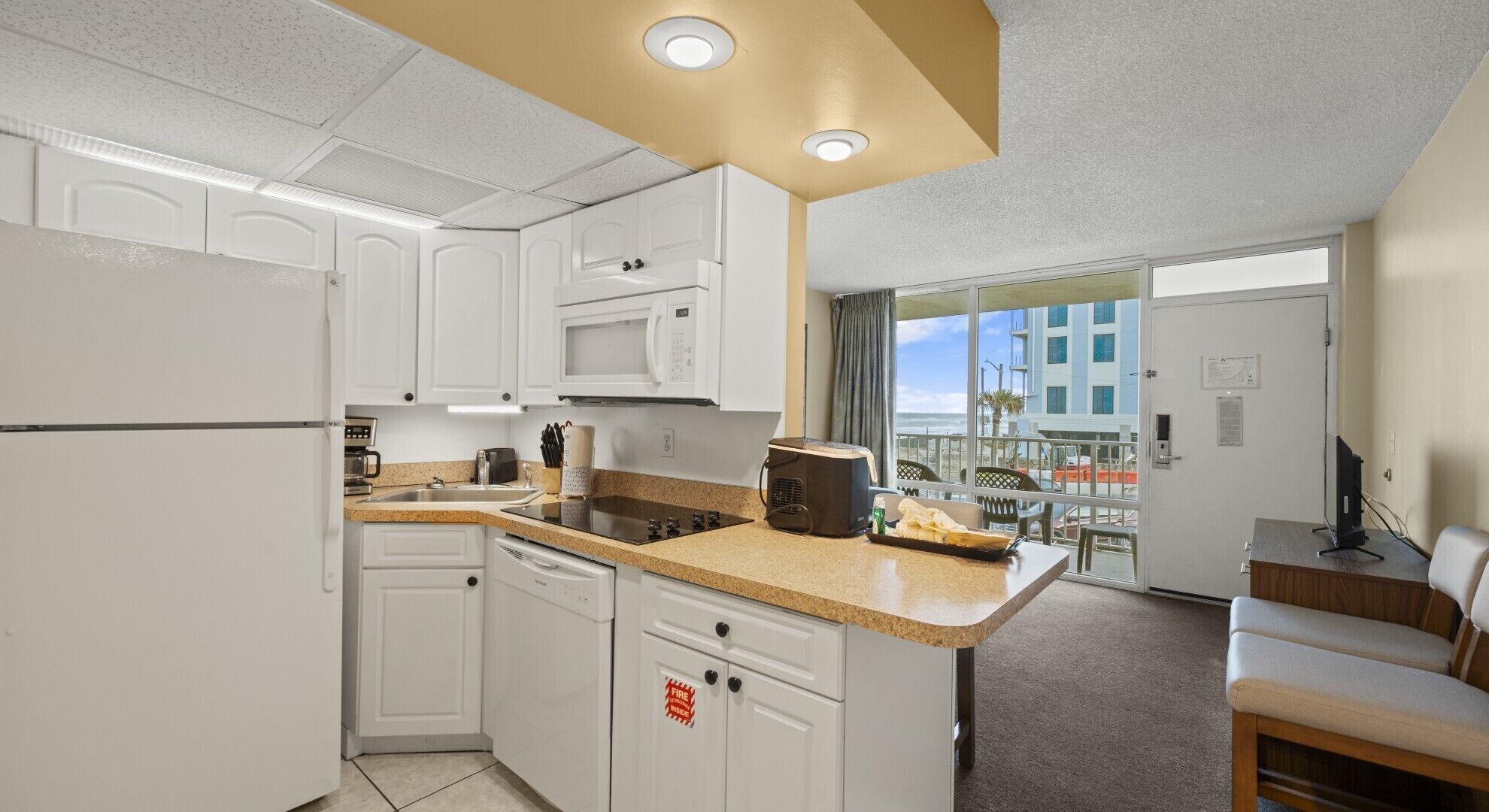 Køleskab, mikrobølgeovn, kogeplade, opvaskemaskine