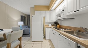 Kjøleskap, mikrobølgeovn, kokeplater og oppvaskmaskin