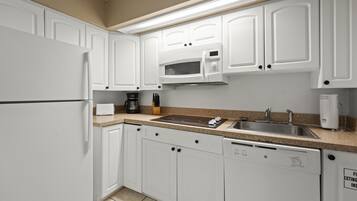 Kjøleskap, mikrobølgeovn, kokeplater og oppvaskmaskin