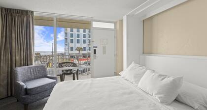 Ocean View Resort w/ Beachfront Pool & Beach Access - Studio