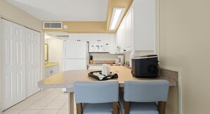 Réfrigérateur, four à micro-ondes, surface de cuisson, lave-vaisselle