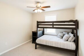 4 chambres, fer et planche à repasser, lit parapluie, Wi-Fi gratuit