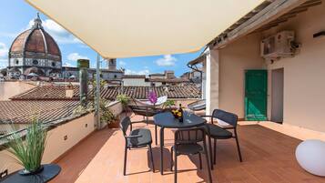 Attico panoramico, vista città | Terrazza/patio