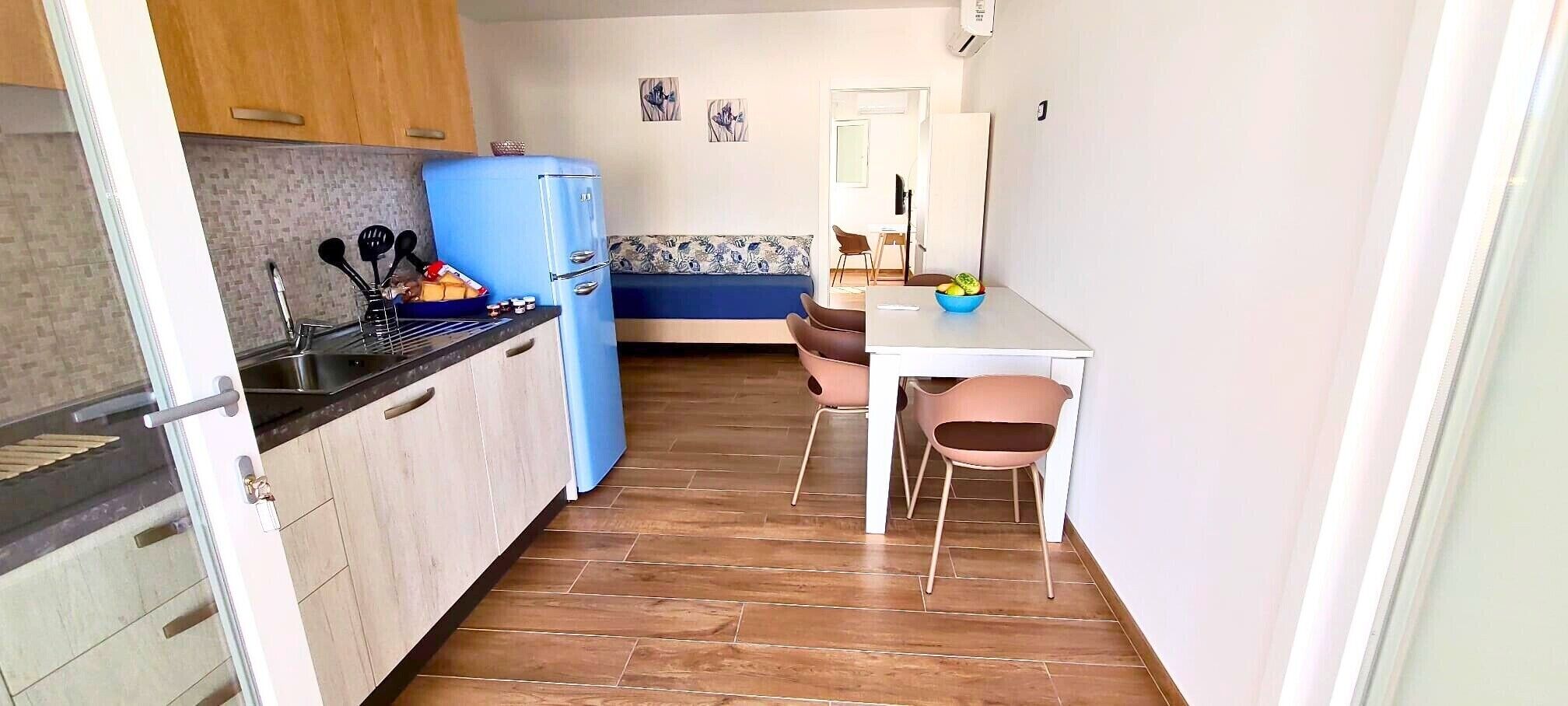 Fridge, oven, stovetop, dishwasher