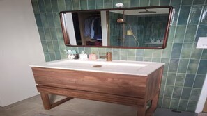 Haartrockner, Handtücher, Seife, Toilettenpapier