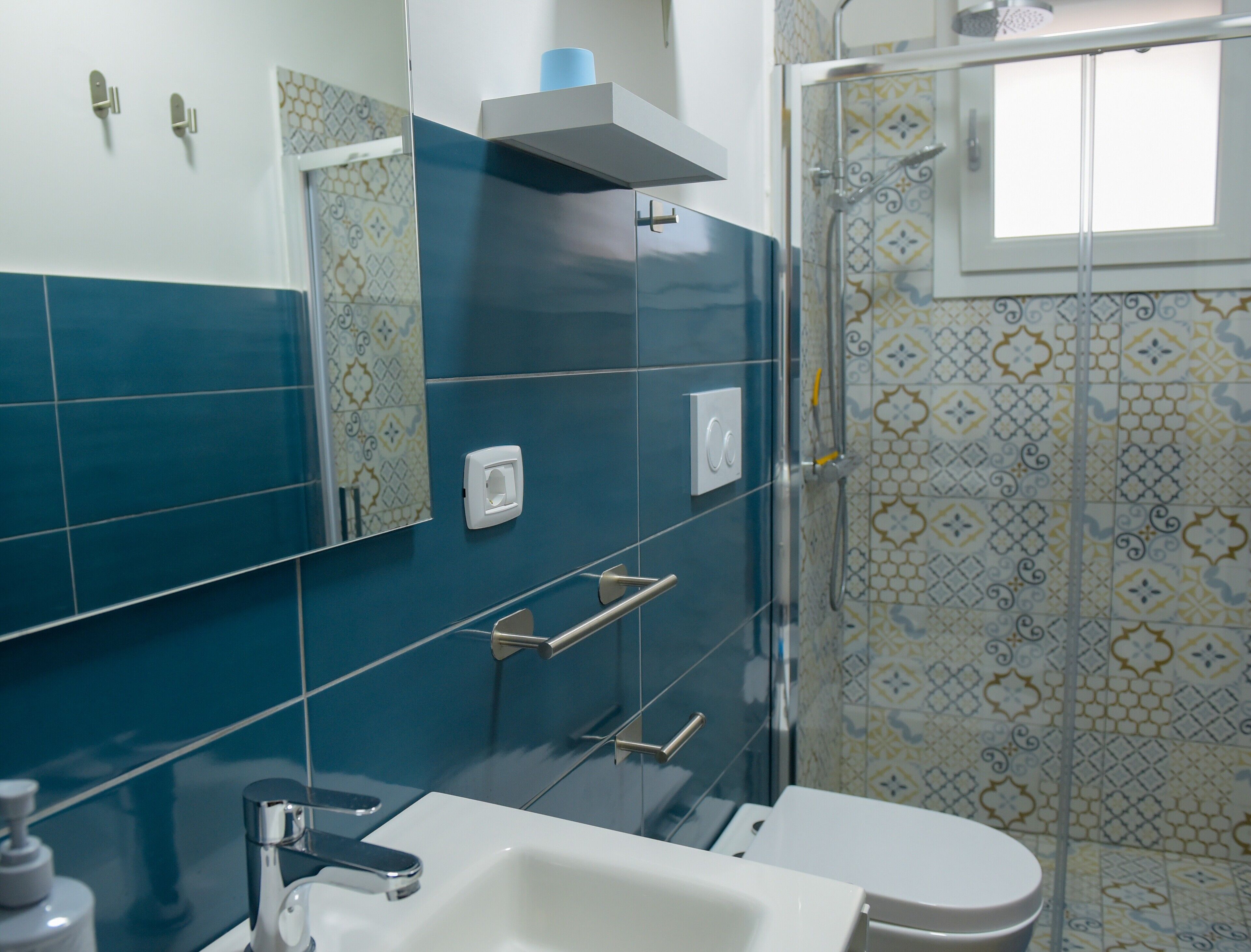 Een douche, een haardroger, handdoeken