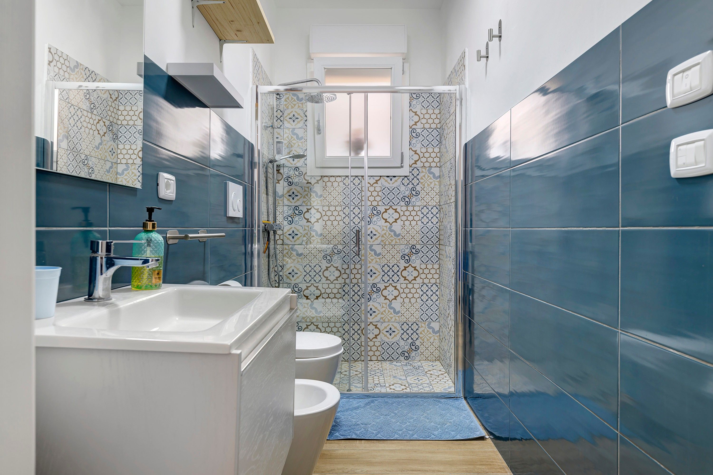 Ein modernes Badezimmer mit Dusche, Toilette und Waschbecken.