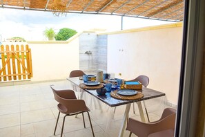 Outdoor dining - Villa Narciso No.4 with Sea View, Wi-Fi and Air Conditioning 'Residence Pietrantonio' (Marina di Lizzano)