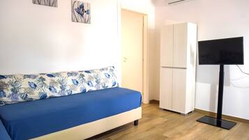 Tabla de planchar con plancha, wifi y ropa de cama