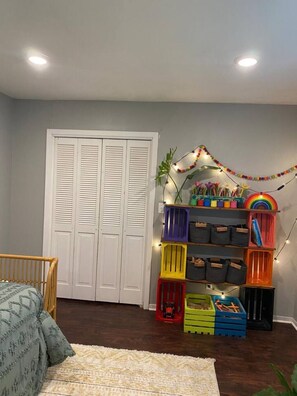 Iron/ironing board, Internet, bed sheets - The Tranquil Townhouse (El Campo)