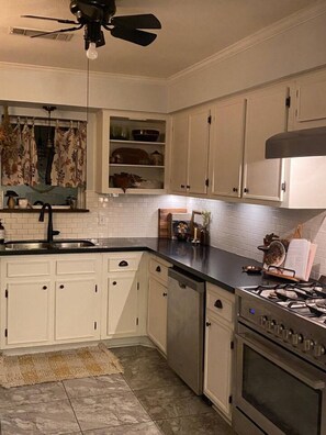 Private kitchen - The Tranquil Townhouse (El Campo)