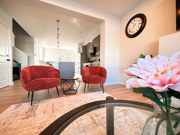 Smart TV, fireplace, books, printers