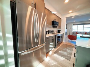 Microwave, oven, stovetop, dishwasher - 3 bedroom + office full house in the heart of Southfork Leduc (Leduc)