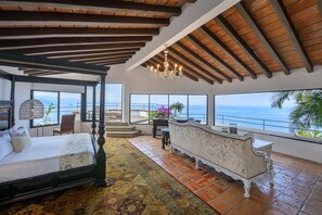 10 makuuhuonetta, tallelokero huoneessa, silitysrauta/-lauta