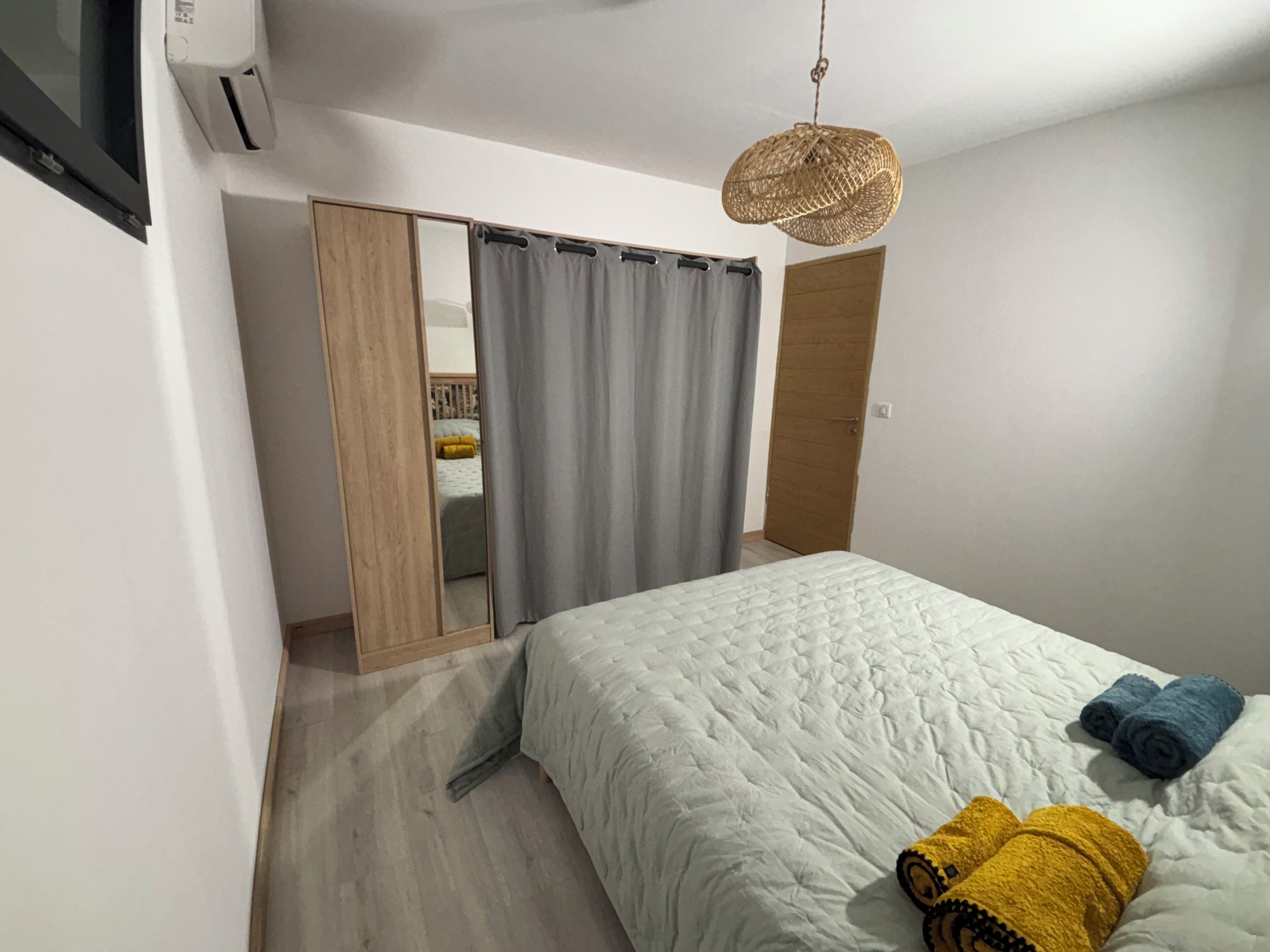WiFi, bed sheets