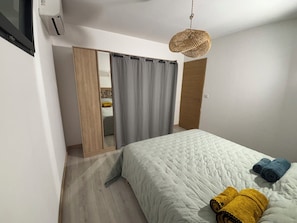 WiFi, bed sheets