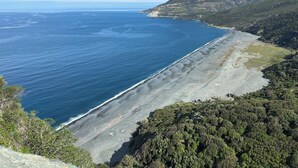A coastal landscape with a beach, forested hills, and a clear sky. - Very comfortable, bright T3 in a quiet location with a beautiful exterior. (Occhiatana)