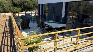 An outdoor patio with a dining table, chairs, and a grill. - Very comfortable, bright T3 in a quiet location with a beautiful exterior. (Occhiatana)