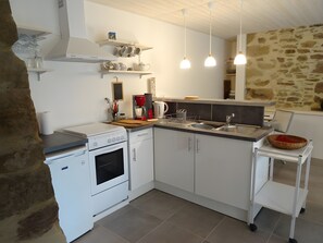 Fridge, microwave, oven, stovetop - Gite Puech de Costrix: Retreat in Nature, Isolated Hamlet (Broquiès)