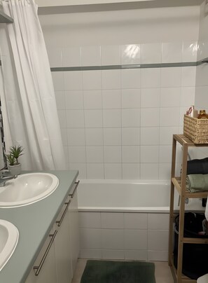 Shower, hair dryer, towels
