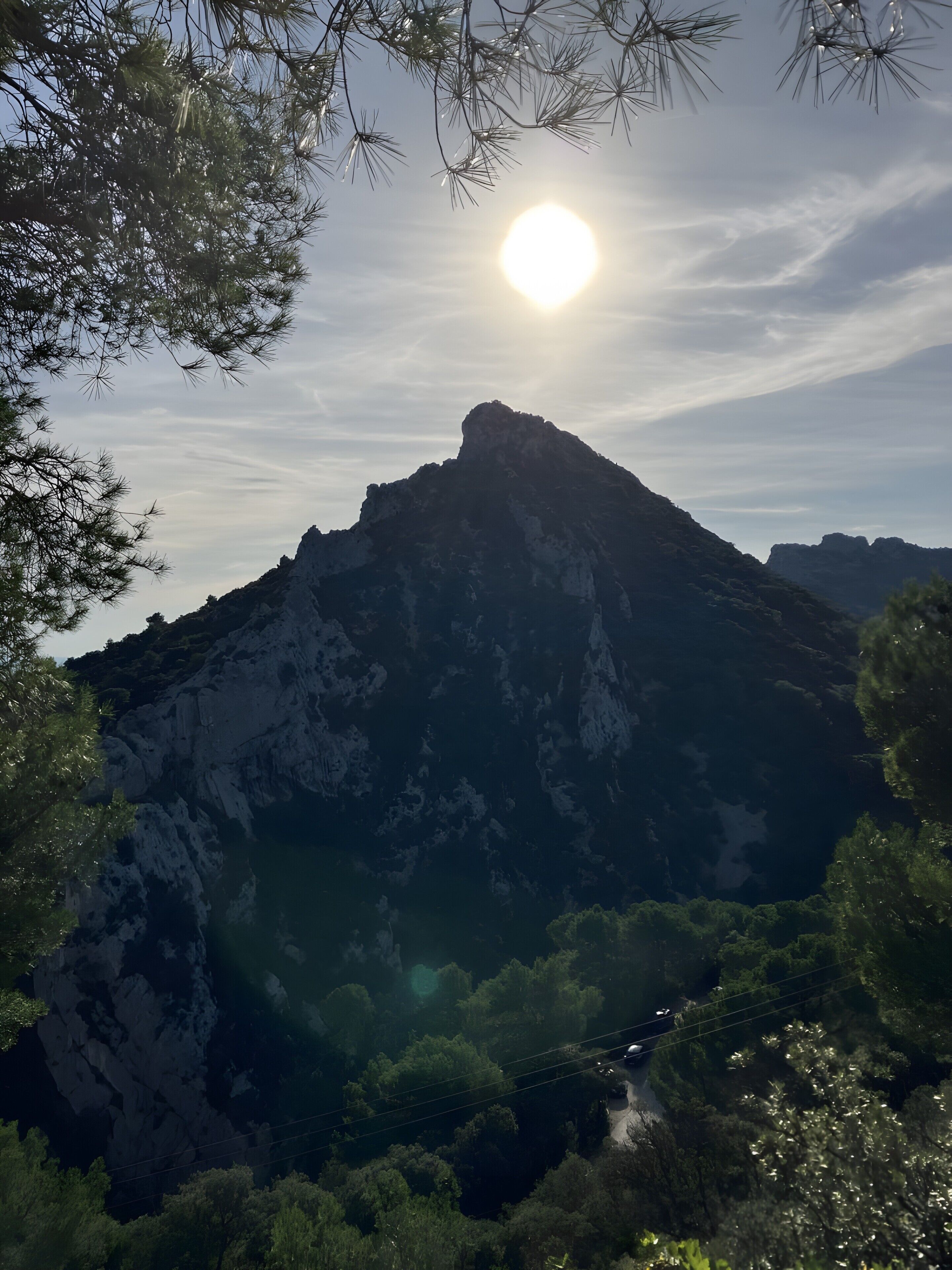 Una montaña con cielo despejado y luz solar.